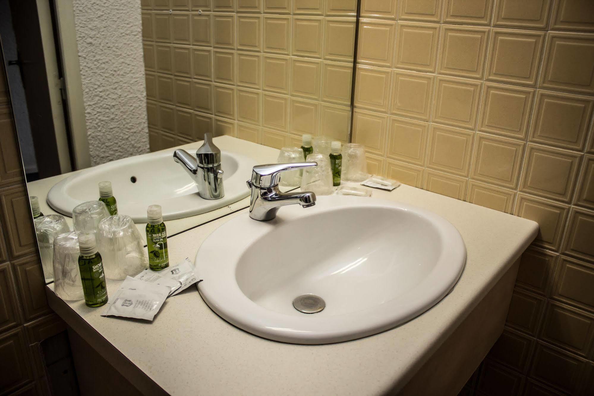 Le Terminus Hotel Tarascon Eksteriør billede